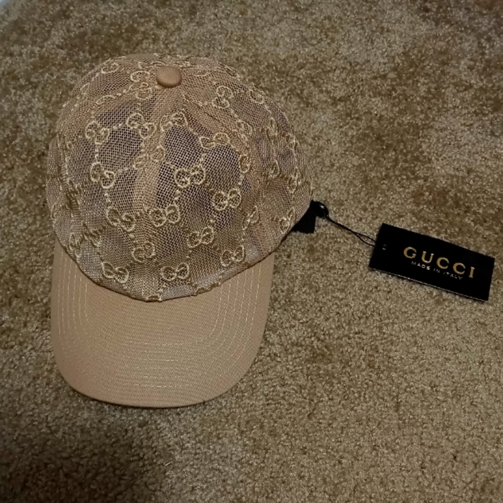 GG embroidered baseball hat